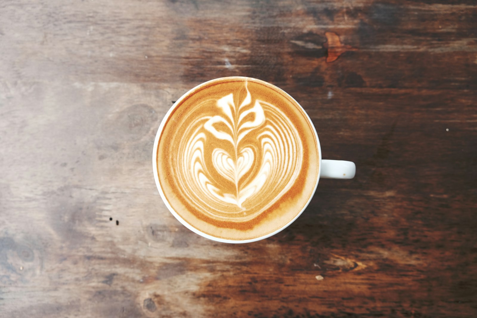 Latte art, ahşap masa