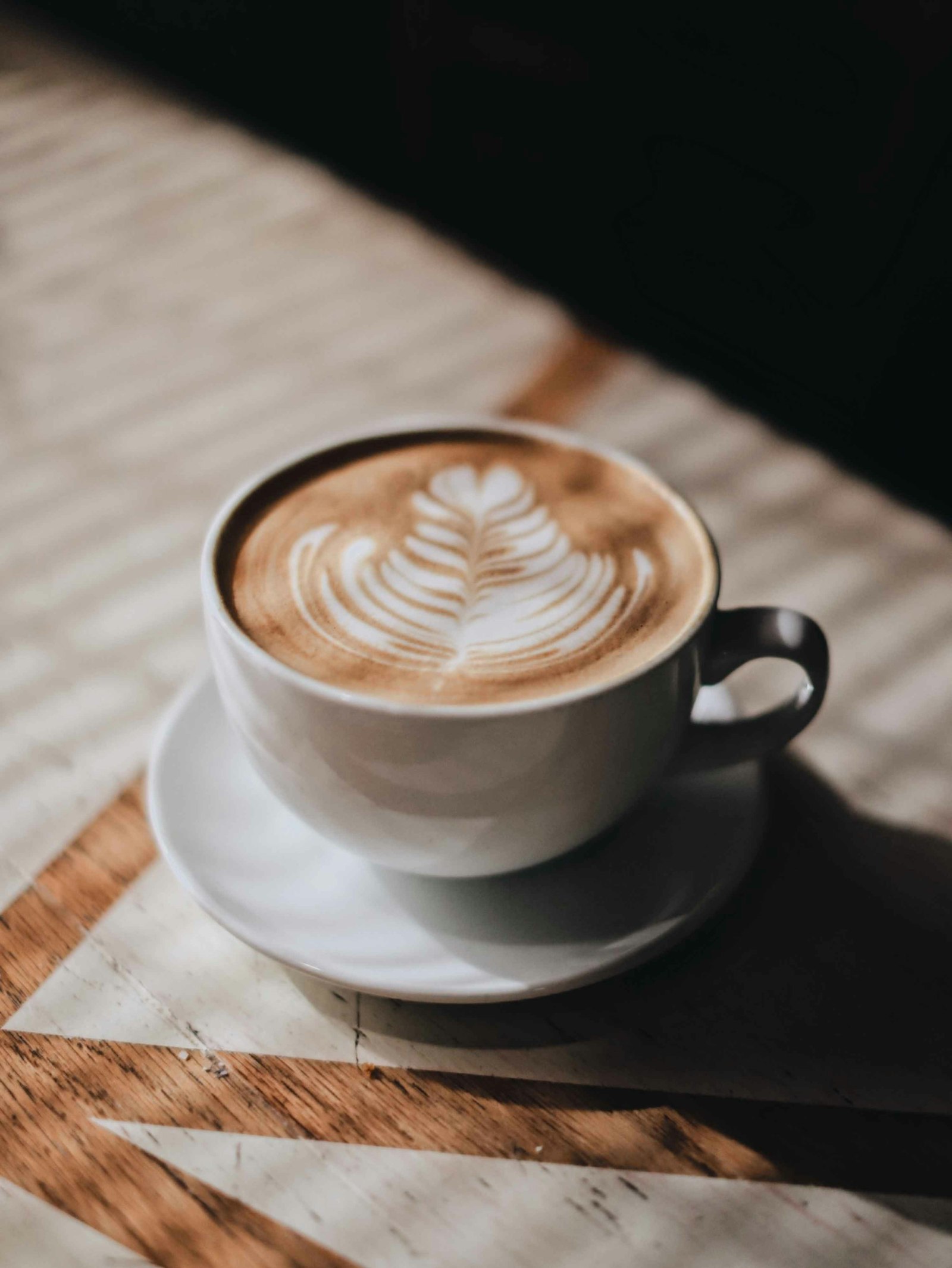 Işıkta latte fincanı